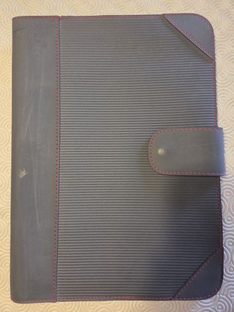 Porta Block Notes chiuso con bottone, in plastica rigata, grigio canna di fucile