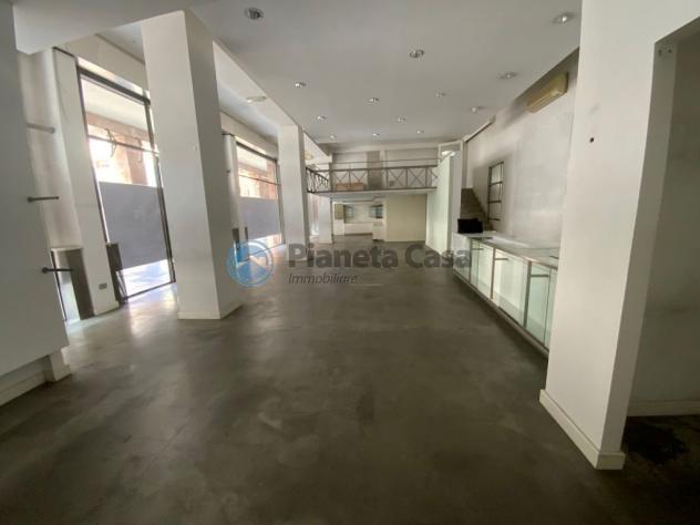 CENTRO STORICO: negozio con 4 vetrine, uffici e magazzino - Foto 2