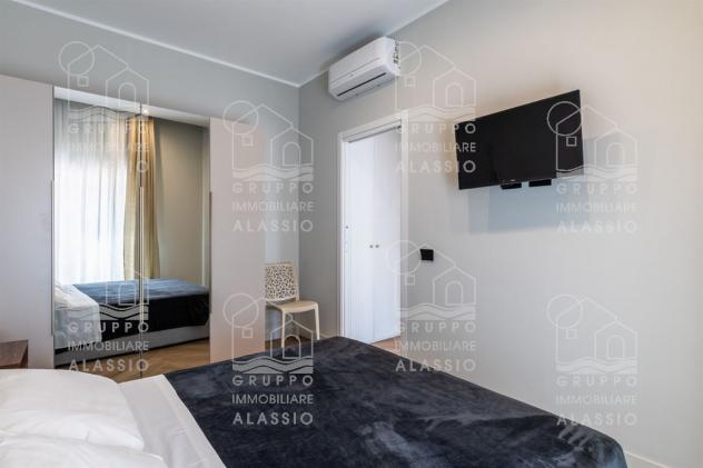Attico fronte mare con terrazzo, solarium e posto auto – affitto annuale - Foto 13