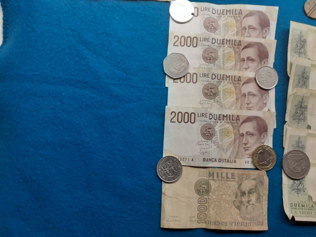 Monete e banconote "lira italiana" del 1900.