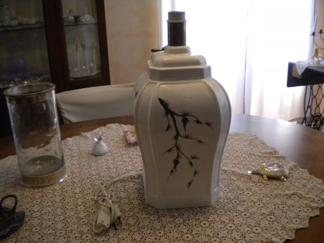 Lampada da tavolo per arredamento, con base in ceramica e paralume in tessuto. - Foto 2