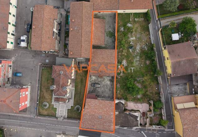 CORTE CON DUE FABBRICATI INDIPENDENTI DA RISTRUTTURARE - Foto 2