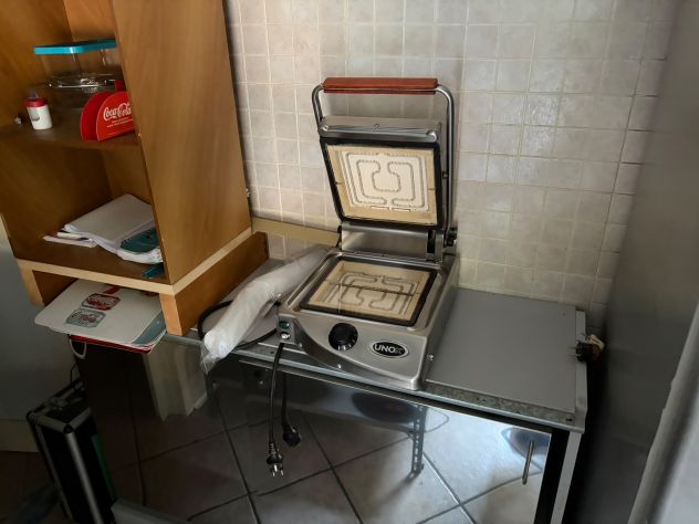 BLOCCO ATTREZZATURE CUCINA E BANCO BAR – PARI AL NUOVO - Foto 3