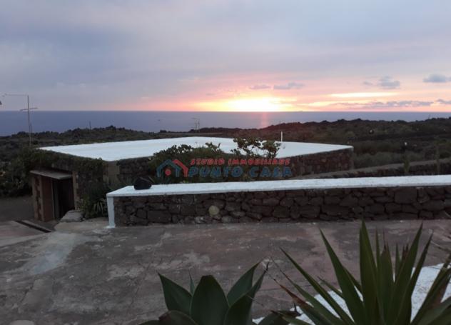 PANTELLERIA – Punta Fram, splendida villa con due unità abitative, oltre veranda e terreno. Vista mare. Euro 490mila CL G - Foto 2