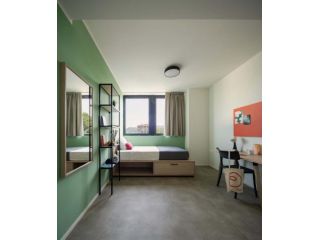 Single room in apartment - Students only