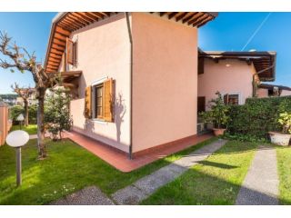 Villetta bifamiliare in affitto a Forte dei Marmi 200 mq  Rif: 1247029