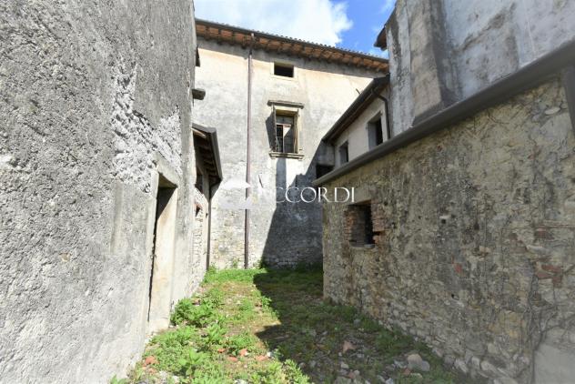 Interessante rustico composto su diversi livelli da ristrutturare in vendita a Cordignano. - Foto 2