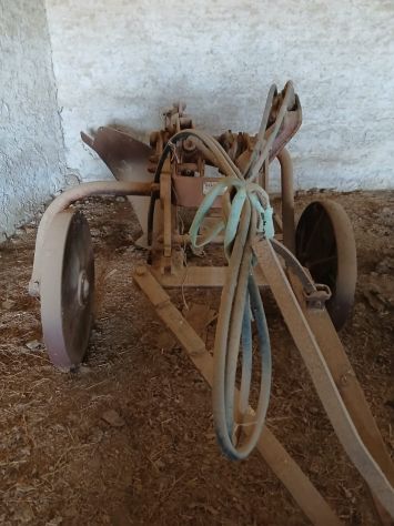 Aratro monovemere con punte e vomerini di riserva
