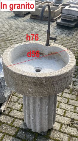 Fontana a colonna rustica in pietra granito