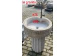 Fontana a colonna rustica in pietra granito