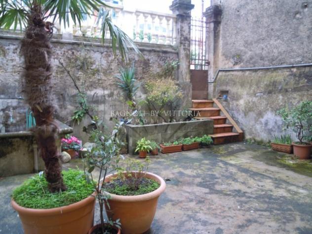 APPARTAMENTO INDIPENDENTE di 10 vani e di 175 mq (PIETRASANTA - Pietrasanta Centro Storico) rif. 725 - Foto 2
