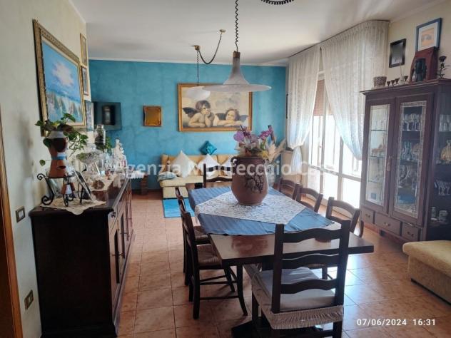 Casa bifamiliare in posizione centrale con ampio scoperto esclusivo, garage e due unità abitative - Foto 9