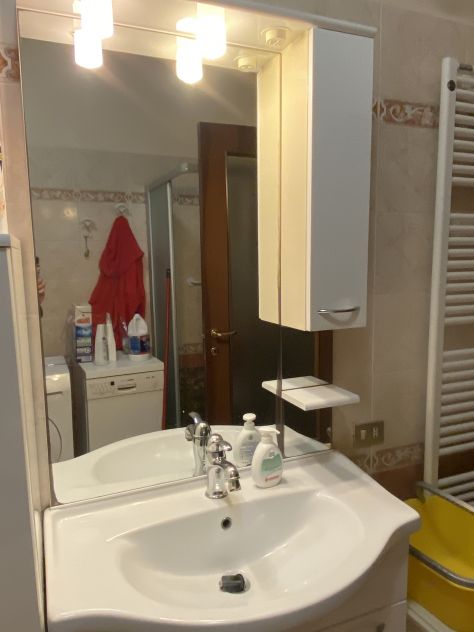mobile bagno con lavabo e specchiera bianco - Foto 9