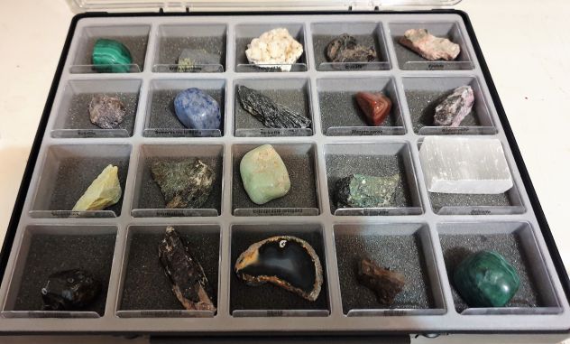 Raccolta Completa di Minerali e Gemme – N° 86 Elementi + Espositori e Schede - Foto 3