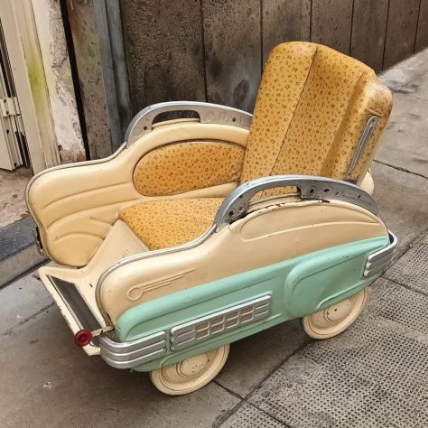 Passeggino epoca anni 50 in metallo a forma di auto dell'epoca