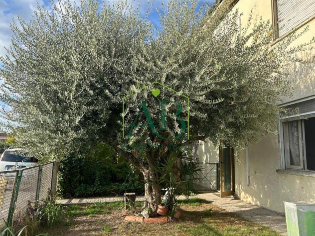 Casa libera su tre lati con giardino