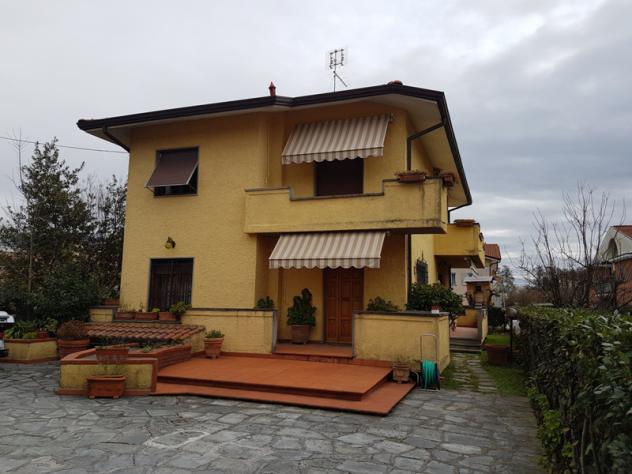 MARINA DI MASSA, prima periferia e poco distante dal mare, vendesi villetta singola con giardino circondante: salone, cucina, tinello con camino, bagn - Foto 10