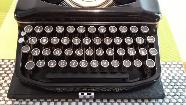 Macchina da scrivere antica, "Erika Modello 8" del 1952'
