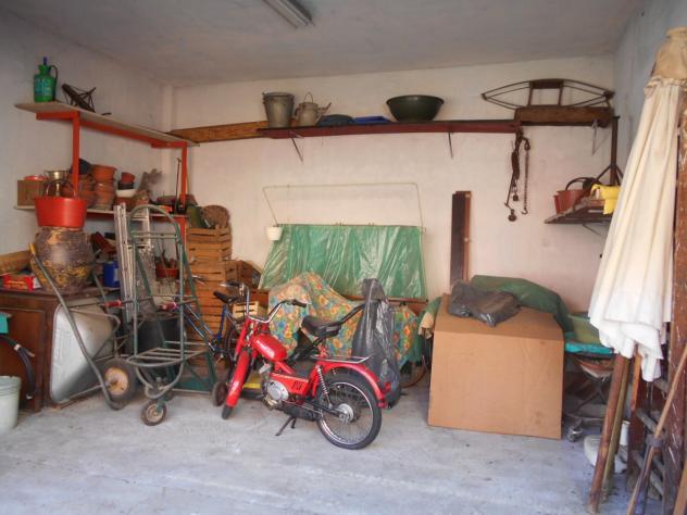 Spaziosa casa con due box auto e magazzino disposta su 2 piani oltre a sottotetto (non abitabile). Il Piano terra è composto da una taverna, uno spazi - Foto 4