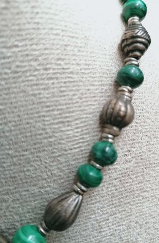 ANTICA RAFFINATA COLLANA ETNICA IN MALACHITE ED ELEMENTI DECORATIVI IN ARGENTO. - Foto 4