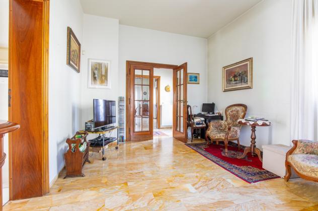 VILLA di 12 vani e di 250 mq (VIAREGGIO) rif. 672 - Foto 2