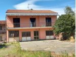 Soluzione disposta su due piani di ampia metratura: al piano terra ingresso &hellip;
