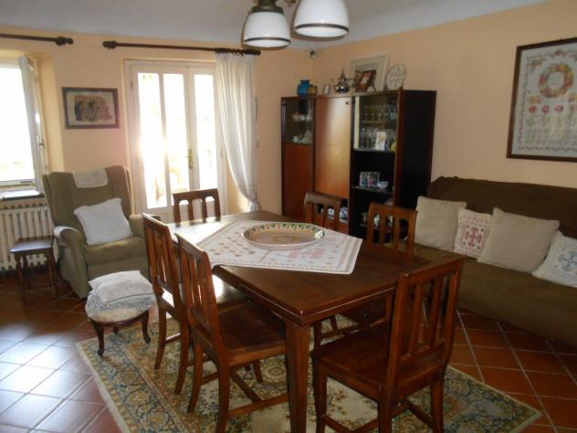 Indipendente su 2 piani: piano terra con ingresso con vano con comoda scala di collegamento, ampia cucina abitabile, sala, camera con bagno, altra cam - Foto 15