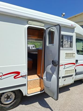 CAMPER AIESISTEM RENAULT SEMINTEGRALE MONOSCOCCA DINETTE LETTO MATRIMONIALE GARAGE CLIMATIZZATORE FOTOVOLTAICO PORTAMOTO CAMPEGGIO USATI GENERALI 1651 - Foto 6