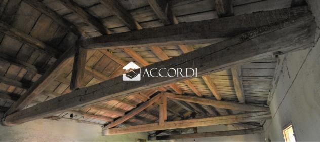 Rustico di importanti dimensioni da ristrutturare, ambientato nella tranquillità della campagna in località del Comune di Godega di Sant'Urbano
