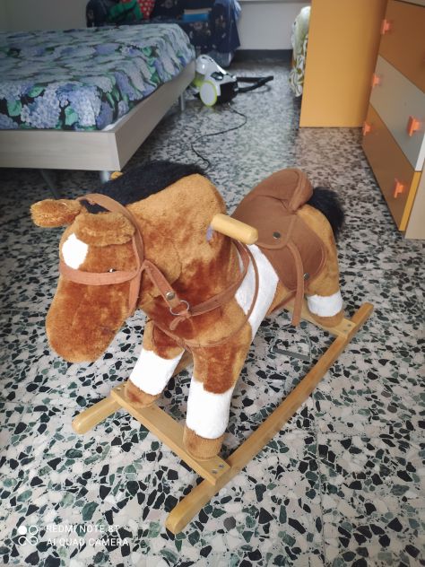 Cavallino a dondolo in legno