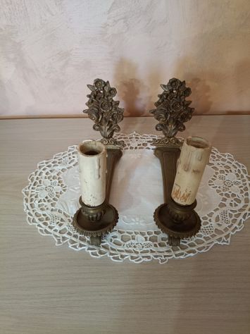 Coppia di vecchie applique in ottone da muro o per pianoforte.