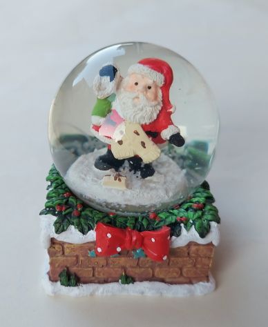 Palla di vetro in un'atmosfera innevata Magica Babbo Natale con calza e donni - Foto 3
