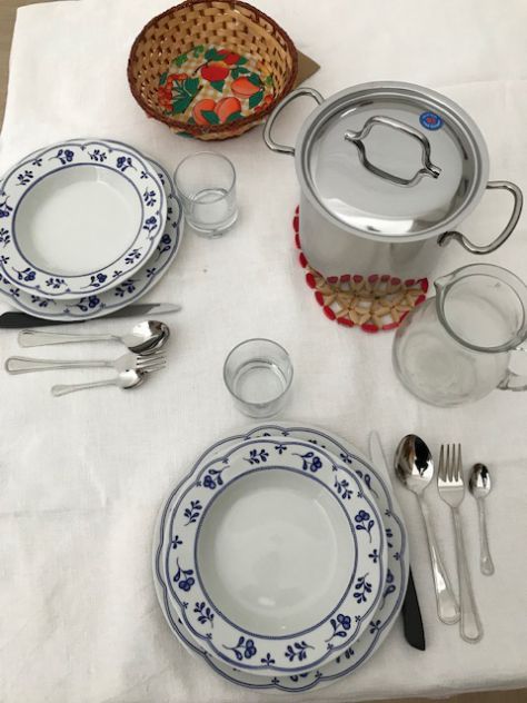 set accessori per la tavola+cuscini +tavolo stiro+ varie - Foto 2