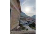 In antico palazzo di tufo ampio e luminoso appartamento