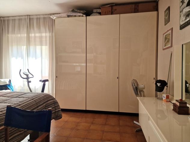 Marina di Massa, centro e a 200 m dal mare, appartamento al primo piano composto da ingresso, sala, cucina, disimpegno, due camere matrimoniali, bagno - Foto 14
