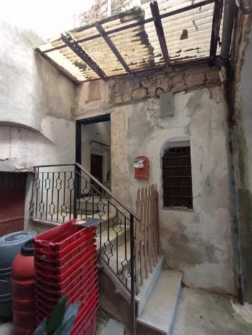 VENDESI A VILLA VIANI ALLOGGIO DI TRE VANI CON CANTINA DA RISISTEMARE - Foto 5