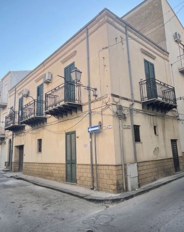 Casa indipendente angolare con magazzino nel centro di Realmonte