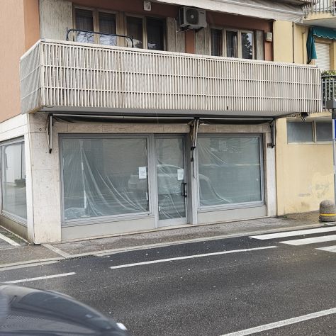 Negozio / ufficio in affitto a Latisana, 66 mq - Foto 2
