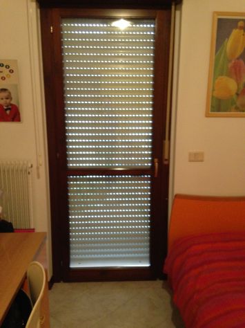 FINESTRE E PORTE E PARETE DIVISORIA NEGOZIO VENDO - Foto 2