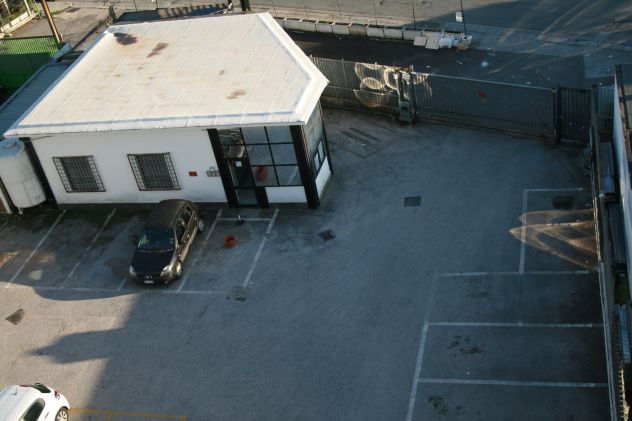 Locale con uffici in complesso custodito incluso parcheggi - Foto 9