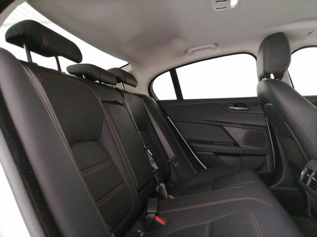 Jaguar XE 2.0d i4 Prestige 180cv auto my19 - Foto 4
