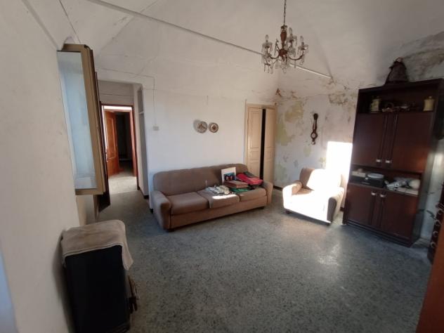 VENDESI A VILLA VIANI ALLOGGIO DI TRE VANI CON CANTINA DA RISISTEMARE