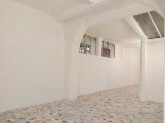 NEGOZIO di 2 vani e di 100 mq (FIRENZE) rif. AAJ077
