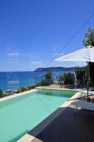 ESCLUSIVA PROPRIETÀ DI PRESTIGIO CON VISTA MARE TOTALE, PISCINA PANORAMICA E DEPENDANCE INDIPENDENTE - Foto 11