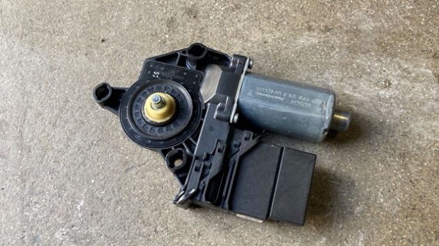 Motorino alzacristallo posteriore DX Volkswagen Golf 6 del 2010 (5K0959795)