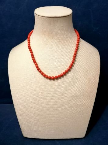 COLLANA SCALARE IN AUTENTICO CORALLO ROSSO MEDITERRANEO CHIUSURA ARGENTO.