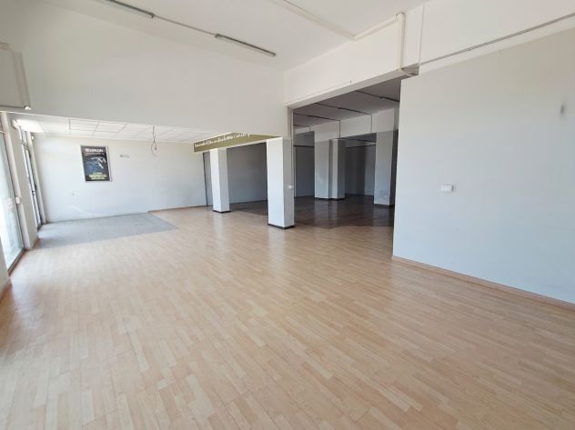 SCALA GRECA:BASSO COMMERCIALE DI MQ 230.3 VETRINE SU STRADA - Foto 2