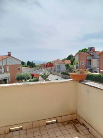 CAPENA TRILOCALE DISTRIBUITO SU 2 LIVELLI SEMI-ARREDATO CON BALCONE DOPPI SERVIZ - Foto 5