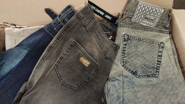 Stock di jeans donna NUOVI con etichetta, ottima qualitĂ . - Foto 2