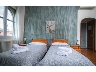 APPARTAMENTO MQ. 170  3 CAMERE 6/7 POSTI LETTO IDEALE PER IMPRESE EDILI